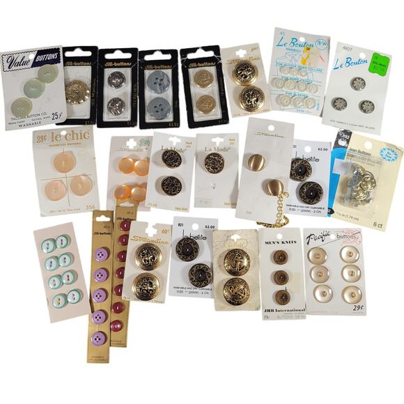 Lot of Vintage Mixed Buttons La Mode, Le Chic, Streamline & More on Cards - Picture 14 of 14